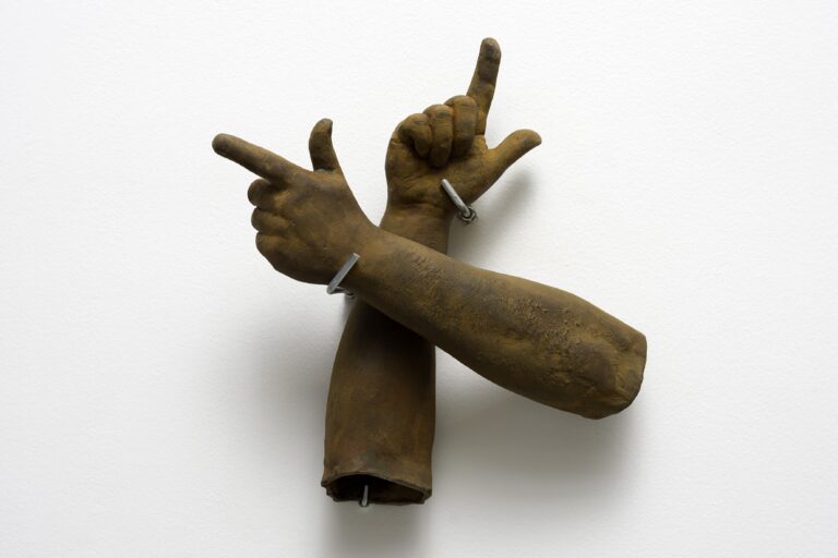 Beto_Shwafaty, A Disputa pelos Sinais, 2019. Ferro fundido oxidado, 43 x 40 x 14 cm_ foto Edouard Fraipont