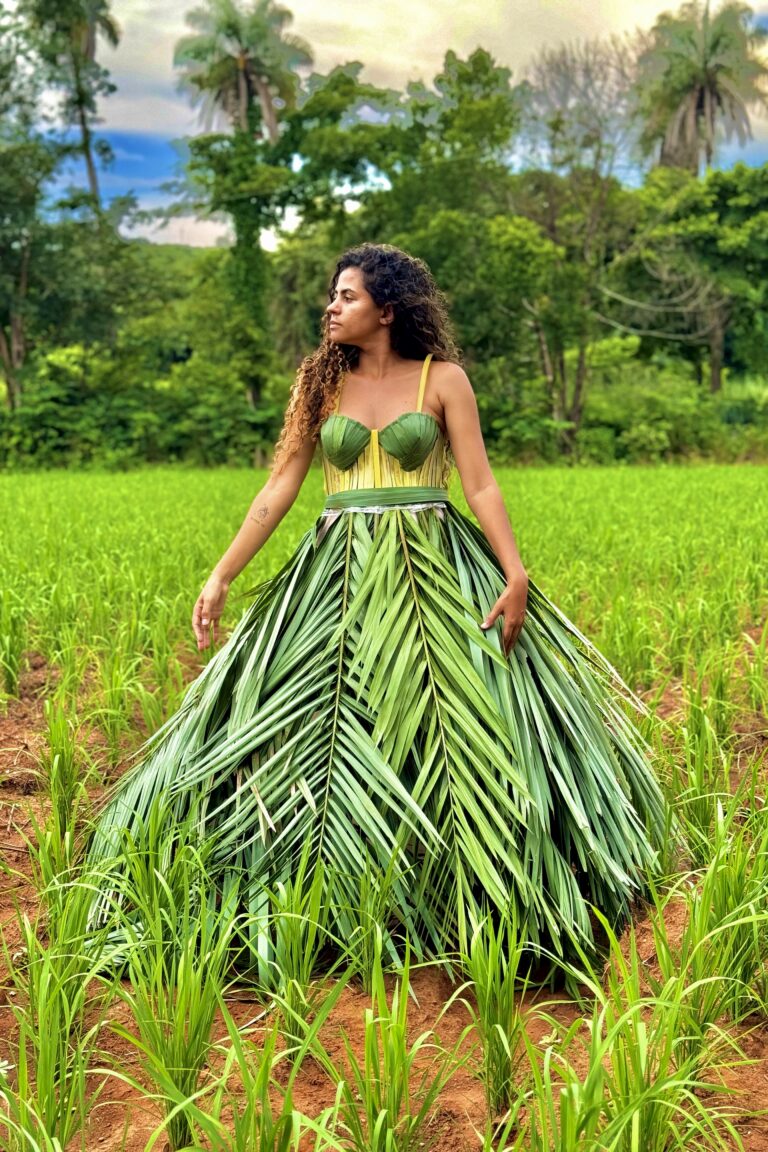 Cópia de Alessandra Araújo confecciona roupas no sítio onde mora, em Tocantins, transformando folhas, palha de milho e tecidos simples em looks dignos das semanas de moda (1)