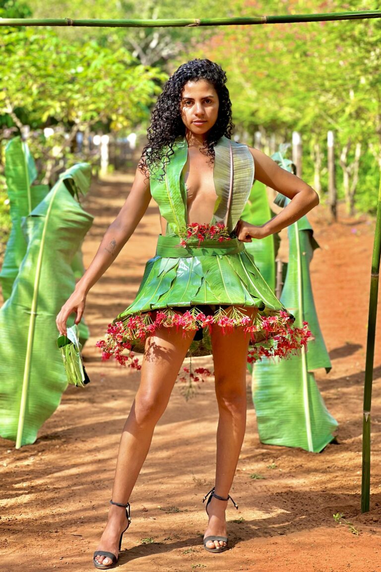 Cópia de Alessandra Araújo confecciona roupas no sítio onde mora, em Tocantins, transformando folhas, palha de milho e tecidos simples em looks dignos das semanas de moda (2)