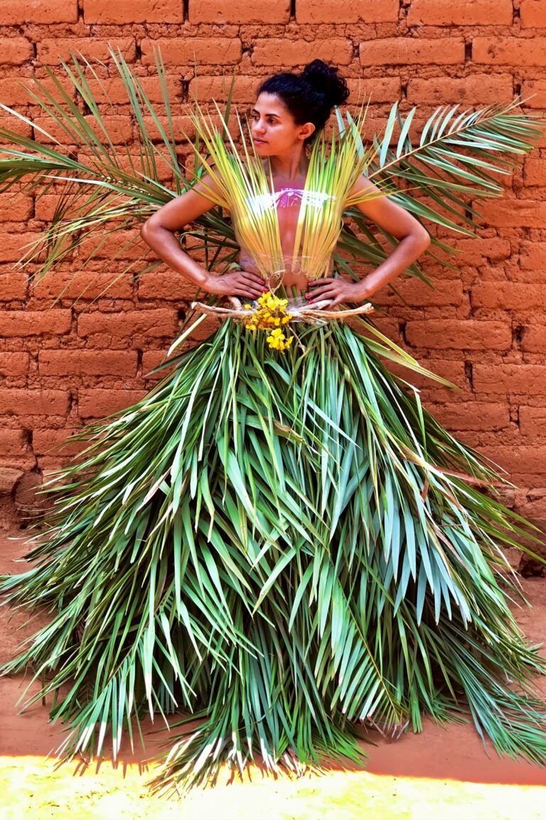 Cópia de Alessandra Araújo confecciona roupas no sítio onde mora, em Tocantins, transformando folhas, palha de milho e tecidos simples em looks dignos das semanas de moda (3)