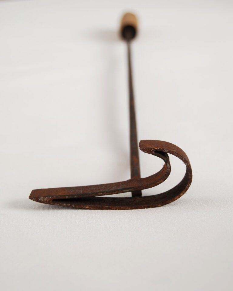 Felipe Barbosa Ferro de Marca 2005 60x4x12cm Metal e madeira Coleçao do artista